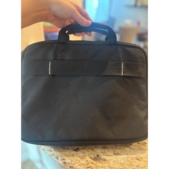 Case Logic Black 17" Laptop Bag - Used - Good Condition - Picture 4 of 7